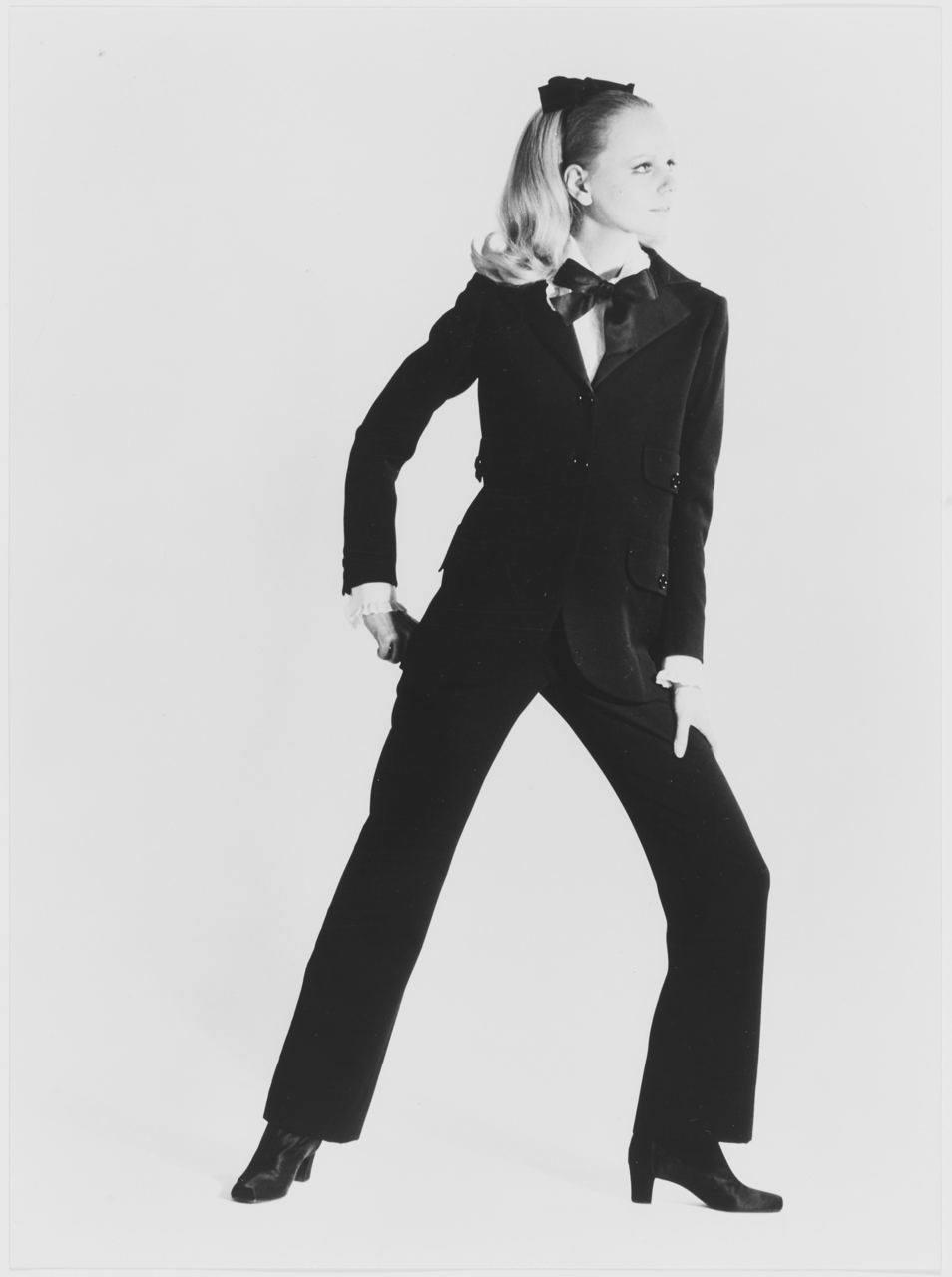 Катрин Денёв в первом в мире женском смокинге из коллекции Autumn-Winter, 1966. С тех пор Мэтр включал смокинг в каждую коллекцию вплоть до прощальной в 2002 (с 1999 только Haute Couture).