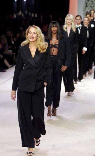 Джерри Холл, Наоми Кемпбелл, Клаудия Шиффер, Наташа Семанова на прощальном показе 2002 в Центре Помпиду в Париже.