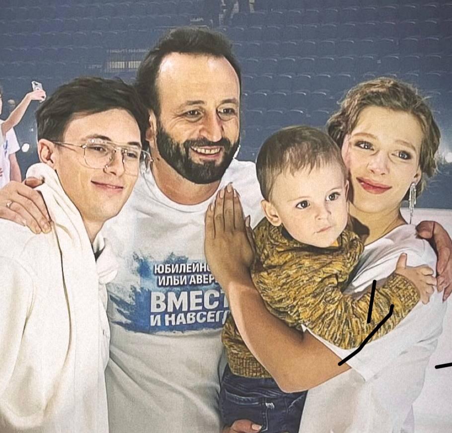 Илья Авербух и Елизавета Арзамасова с сыновьями