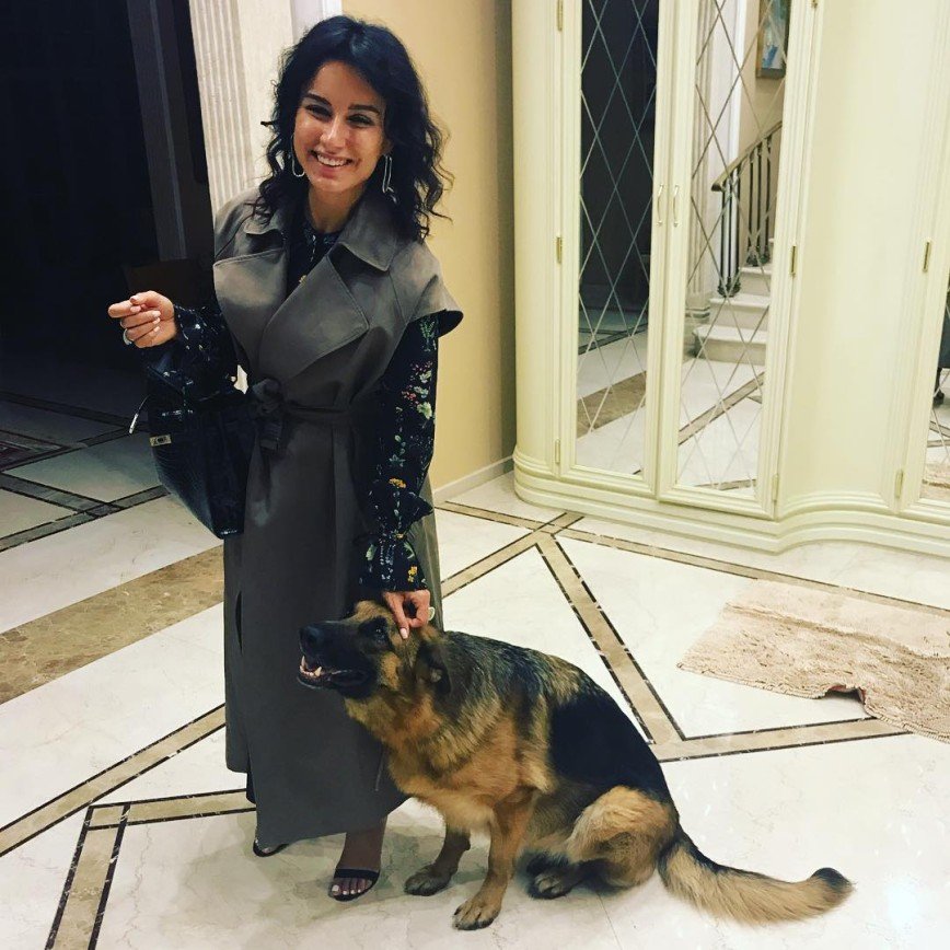 «Мы с Мухтаром на границе»: Тина Канделаки случайно устроила флешмоб в Instagram
