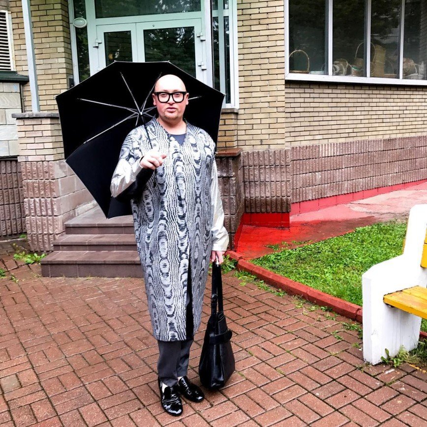 «Тетя Мотя под зонтом»: Шура демонстрирует свое новое пальто