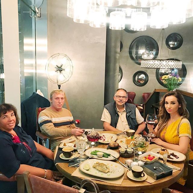 "В нашей семье культ еды": Анфиса Чехова ужинает с мамой