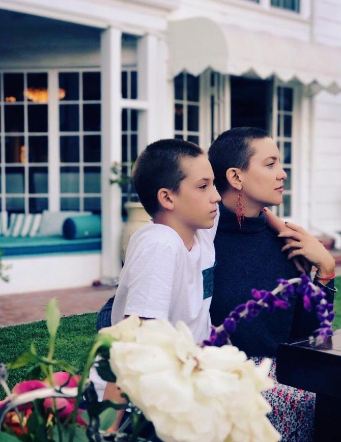 «Два мальчика»: Сын Кейт Хадсон сделал себе стрижку, как у мамы