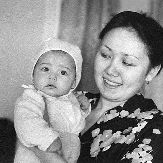 «Вся в маму»: Ляйсан Утяшева показала свой детский снимок с мамой