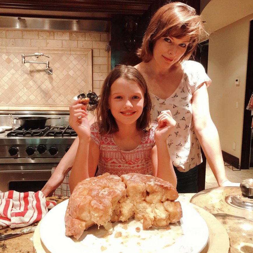«Все как у людей!»: Милла Йовович печет с дочерью «Мартышкин хлеб»