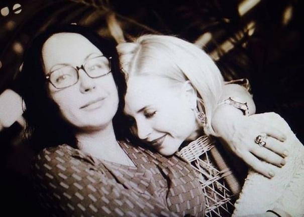 Мирослава Карпович опубликовала архивное фото с матерью, посмеявшись над модой 80-х