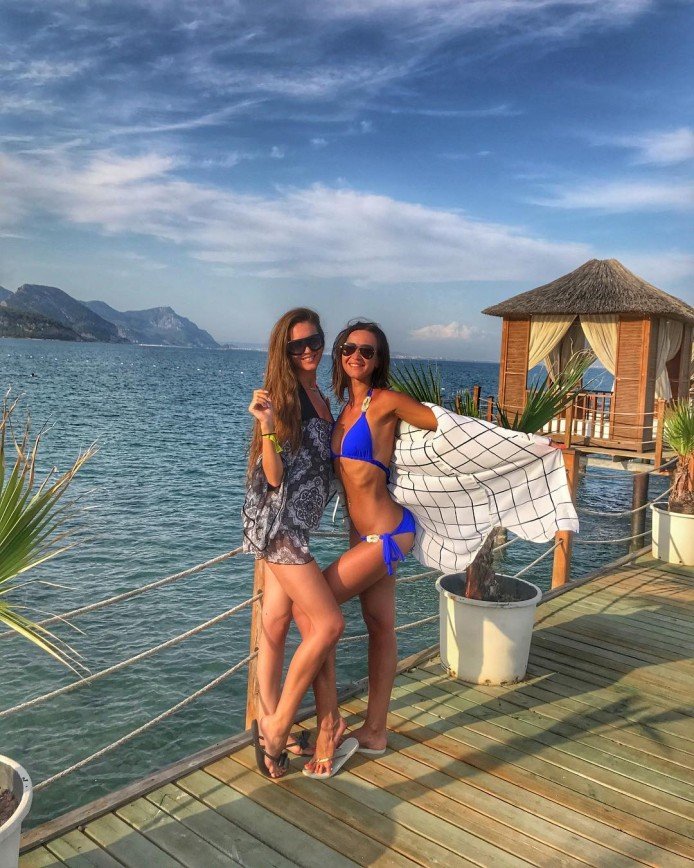 «У них это семейное»: Ольга Бузова отдыхает с сестрой в Турции