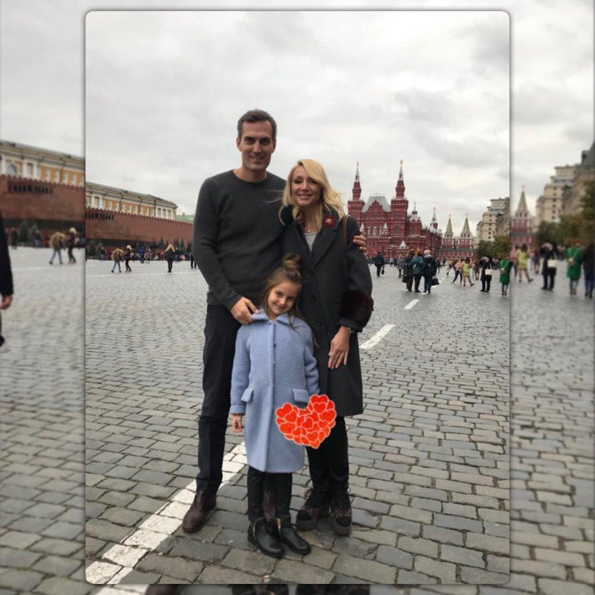 «Как будто из СССР»: Кристина Орбакайте с мужем и дочерью гуляла по Красной площади