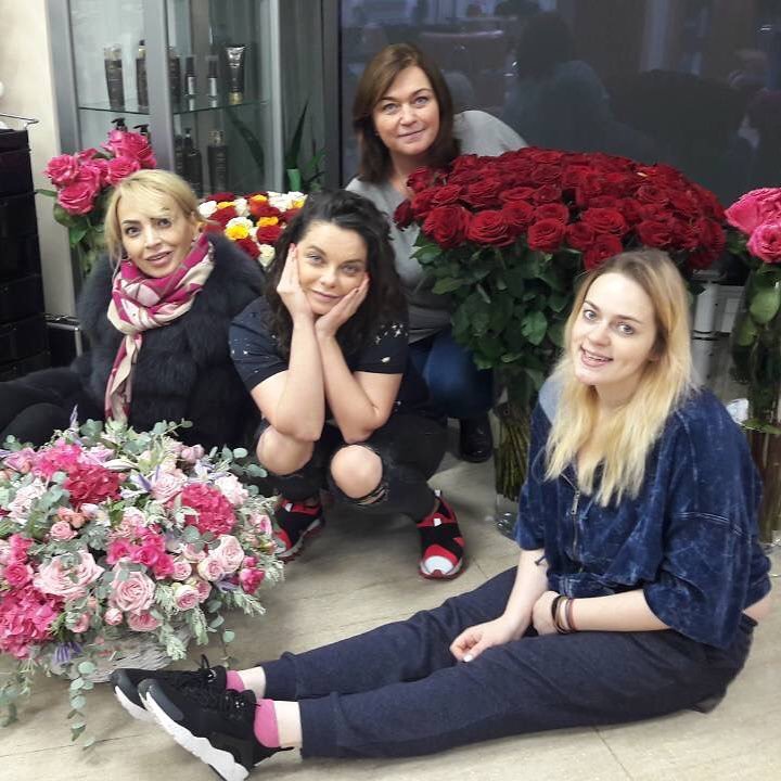«Где же тюльпаны?»: Наташа Королева отдыхает на полу после концерта в Кремле