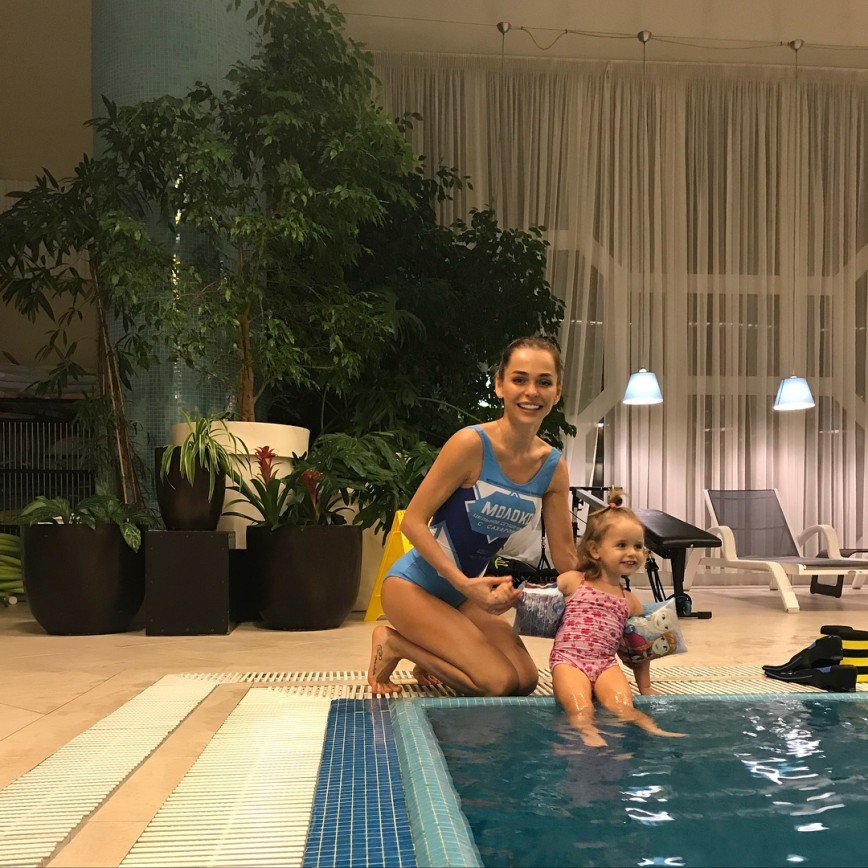 Анна Хилькевич в оригинальном купальнике учит дочь плавать