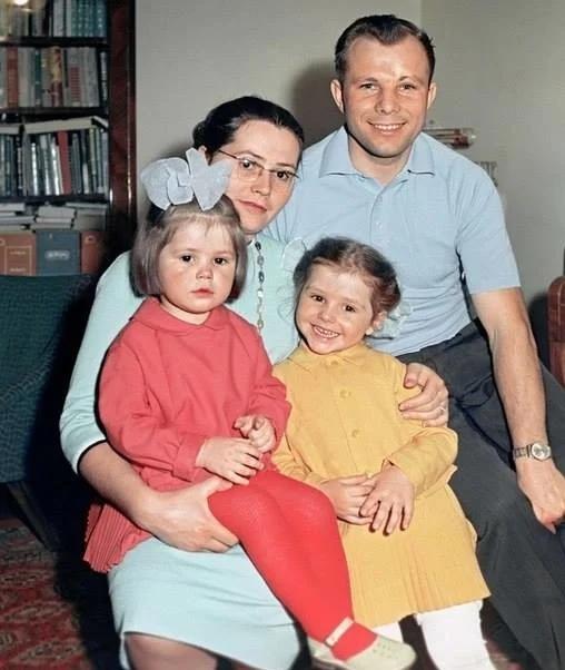 Юрий и Валентина Гагарины с дочками