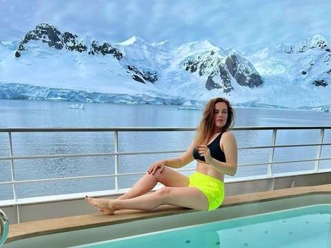 Екатерина Андреева блеснула талией в кроп-топе на фоне антарктических льдов