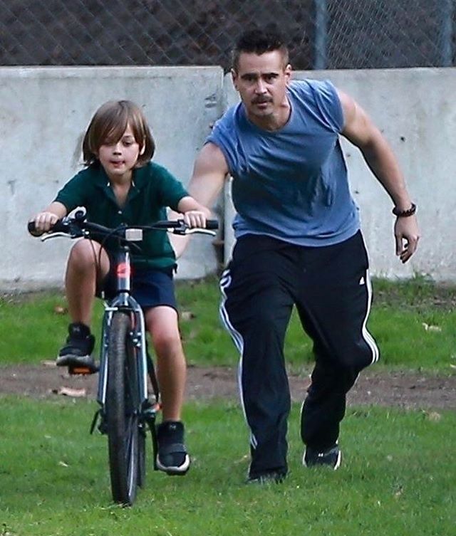 Колин Фаррелл учит сына кататься на велосипеде