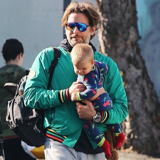 «Такое чувство, что это он ее рожал»: Брэдли Купер с дочкой на прогулке