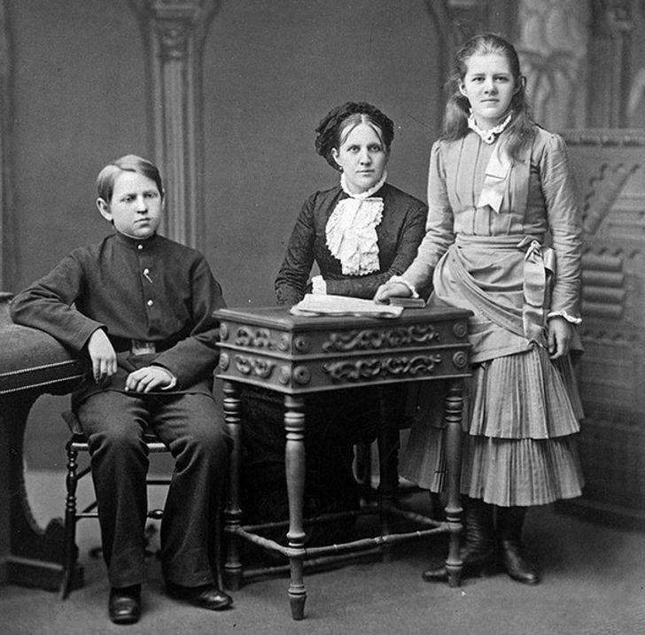 Анна Георгиевна Сниткина с сыном и дочерью 
