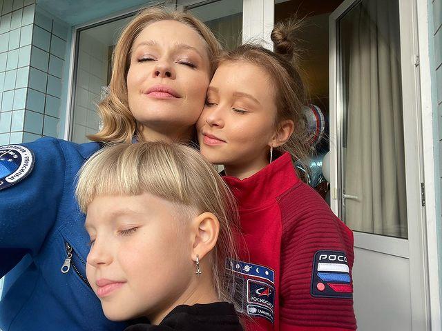 Юлия Пересильд опубликовала нежное фото с дочками, ждавшими ее возвращения из космоса 