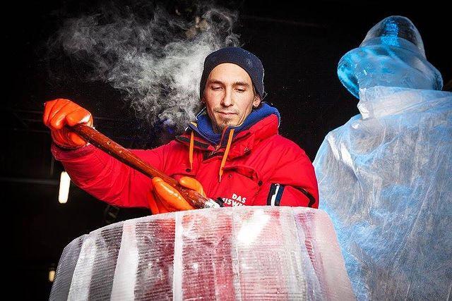 «Ледяные фигуры тают — и наша энергия проливается дождем». Скульптор Константин Евдокимов — о ювелирной работе со льдом, огнем и сеном 
