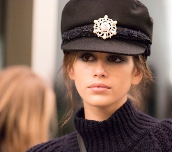«Как такое может нравиться»: Кайя Гербер стала главной звездой показа Chanel 