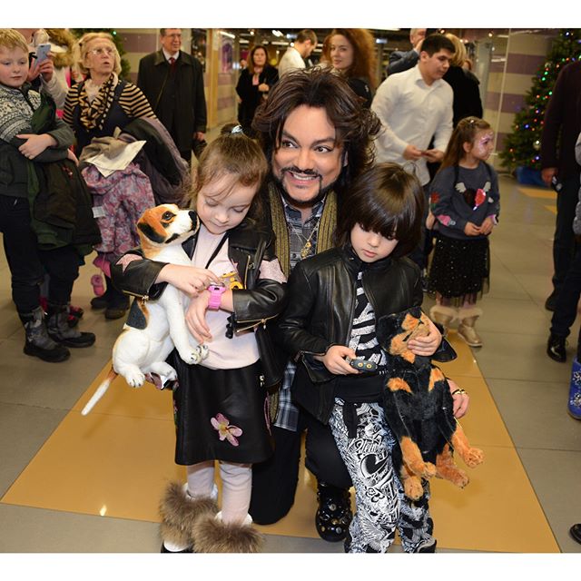  Филипп Киркоров с детьми посетил премьеру ледового шоу «Щелкунчик-2»