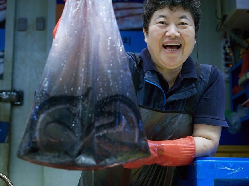 «Почти 15 тысяч за пакет?»: сумка с имитацией живой рыбы внутри обсуждается модниками