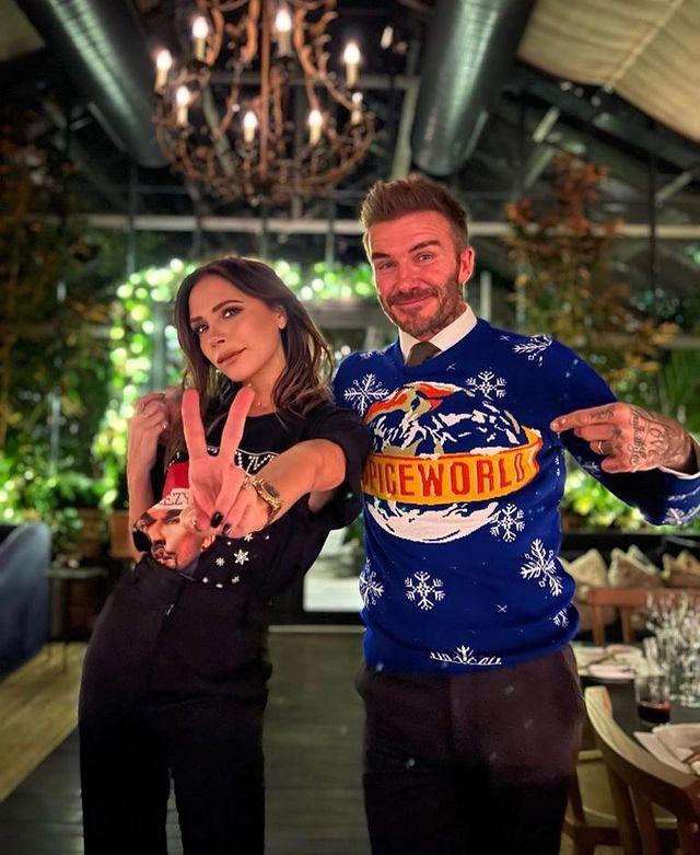 Виктория Бекхэм опубликовала задорное фото с мужем в ярких рождественских нарядах