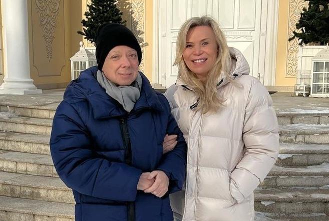 Похудевшего и бледного Валентина Юдашкина не узнали на новых снимках с женой
