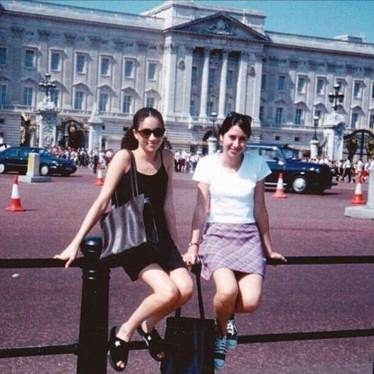 Меган Маркл с подругой на фоне Букингемского дворца