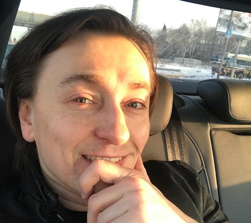 «Люблю быть за рулем»: Сергей Безруков похвастался водительским стажем