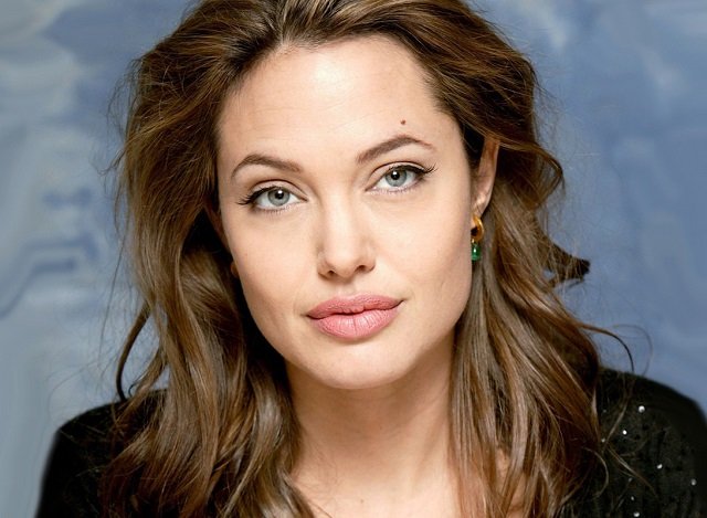СМИ: Анджелина Джоли попала в психиатрическую клинику