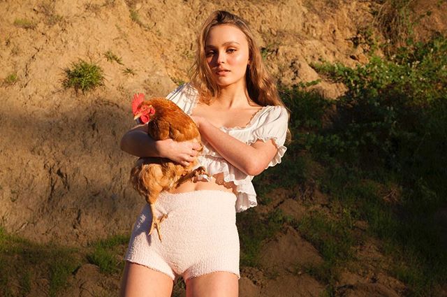 "Аппетитные цыпочки": Лили-Роуз Депп снялась в панталонах и с курицей
