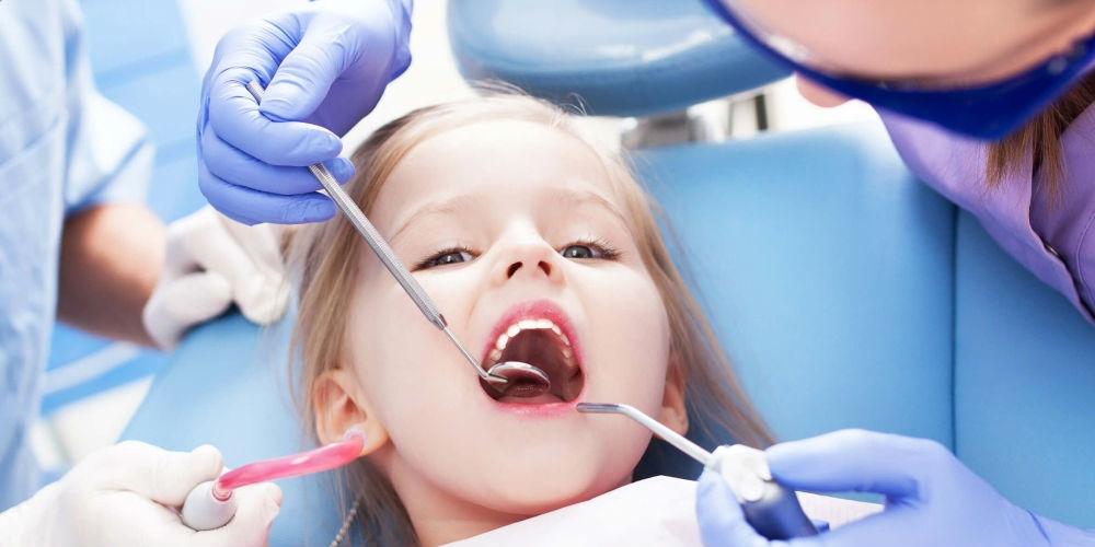 Когда речь идет о детях или подростках, важно понимать — им нельзя проводить имплантацию зубов
