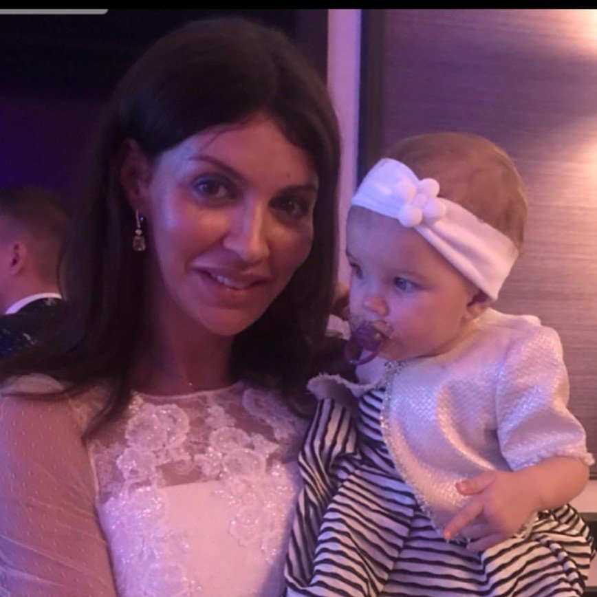  Алиса Аршавина впервые показала лицо младшей дочери Есении