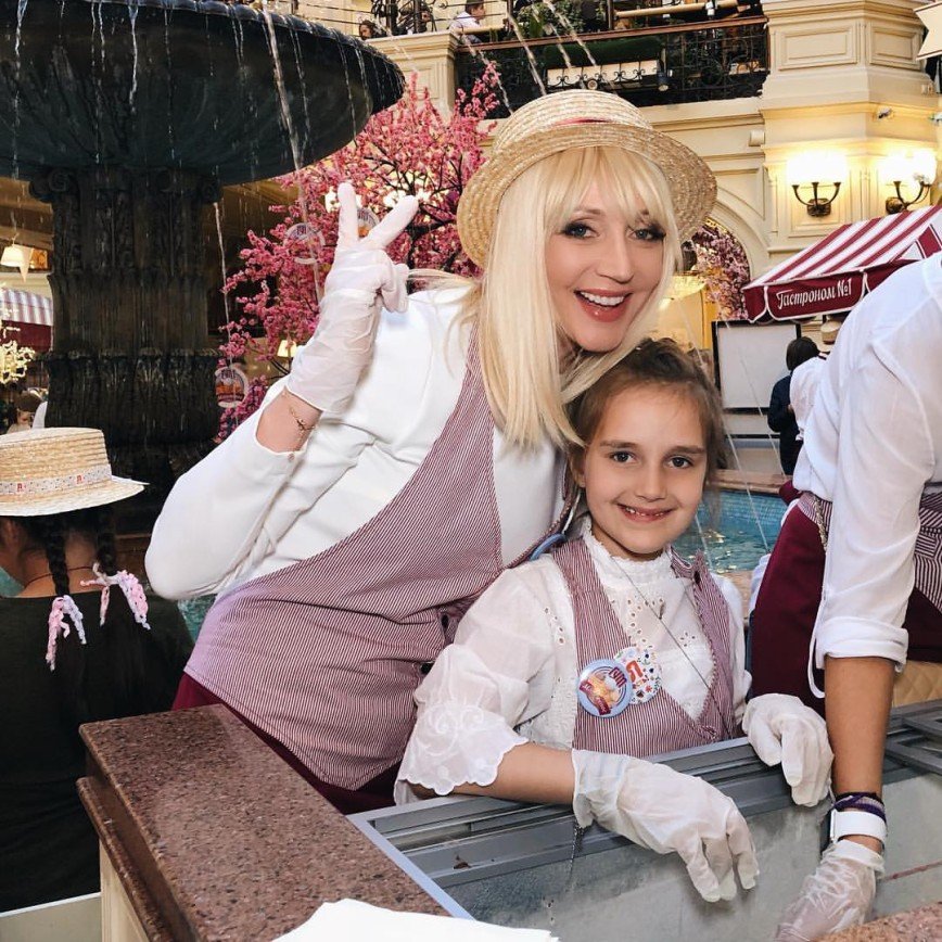 Кристина Орбакайте торговала мороженым вместе с маленькой дочерью 