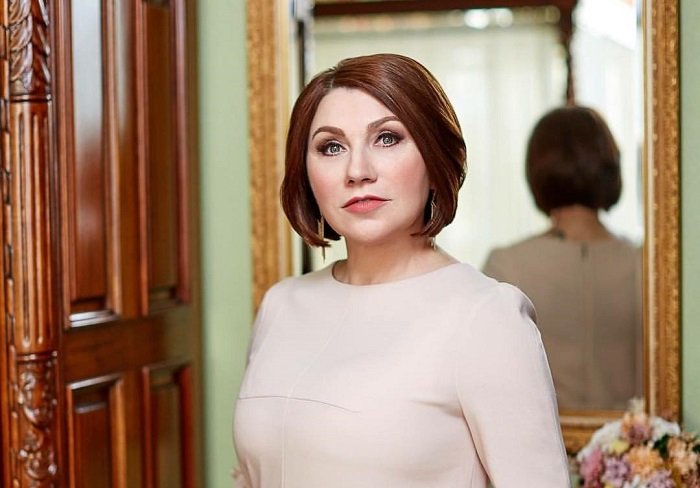 «А еще людей учит»: Роза Сябитова показала обнаженную грудь 