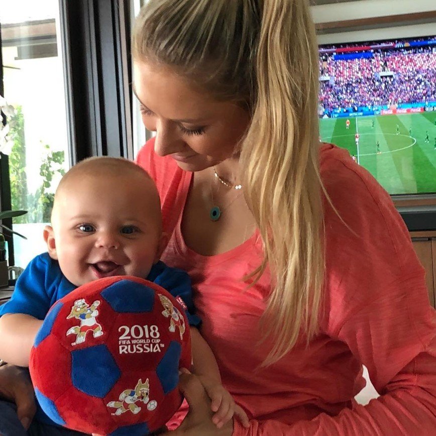 Анна Курникова вместе с сыном тоже болеет за нашу сборную на ЧМ 2018 