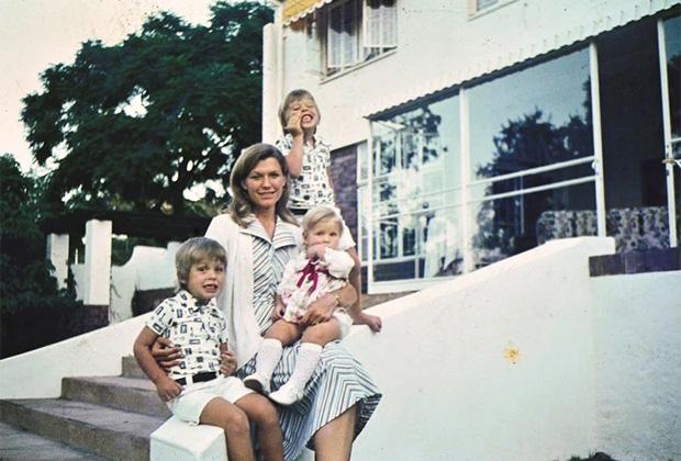 Мэй Маск с детьми: Илоном, Кимбалом и Тоской