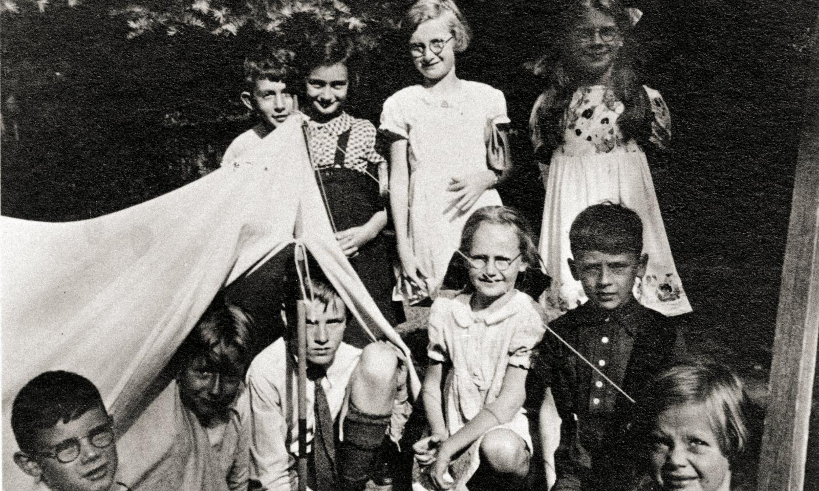 Анна Франк (задний ряд, вторая слева) во время отпуска в Ларене летом 1938 года