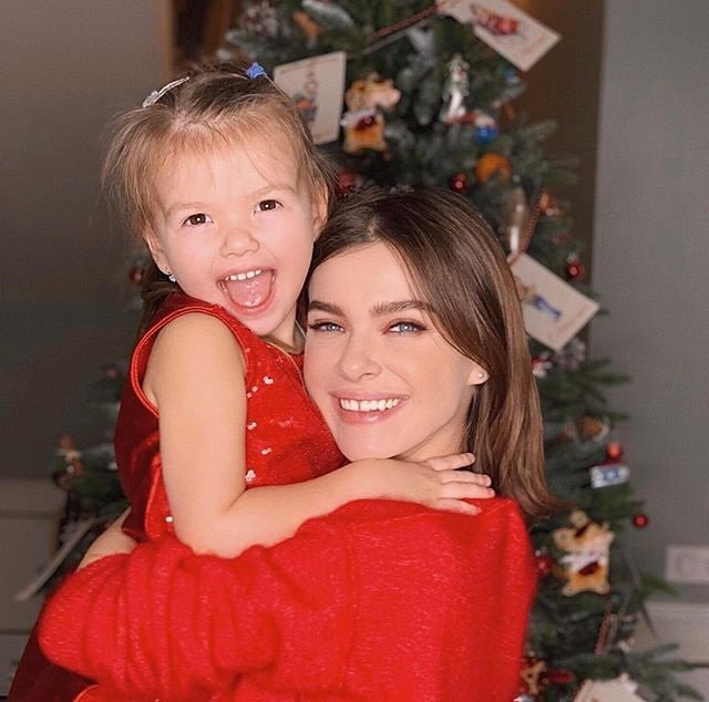 Елена Темникова поделилась серией новогодних снимков с подросшей дочерью