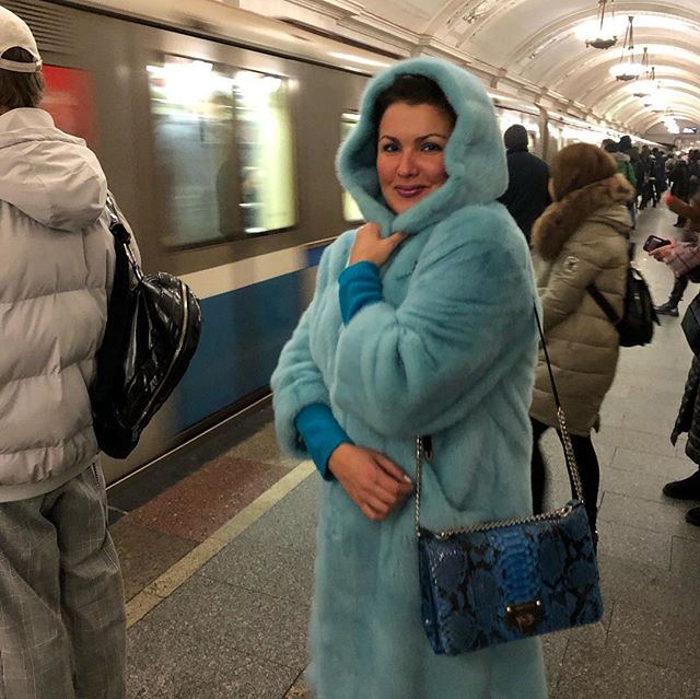 Анна Нетребко прокатилась в полупустом столичном метро