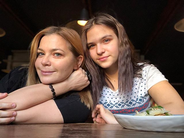 Еще больше сходства: Ирина Пегова и ее дочь сделали одинаковые стрижки