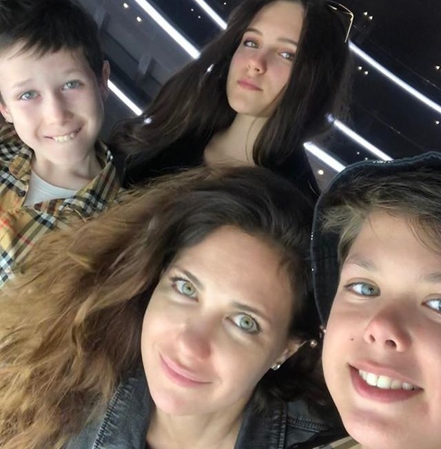 4 пары зеленых глаз: Екатерина Климова опубликовала фотографию со старшими детьми