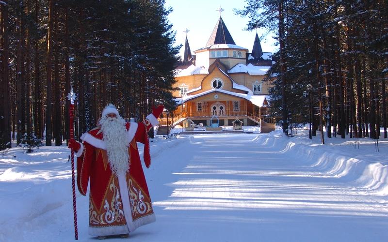 Дед Мороз на фоне своей резиденции в Великом Устюге