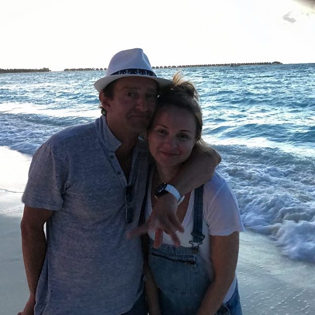 Жена Константина Хабенского опубликовала редкий пляжный снимок с мужем 