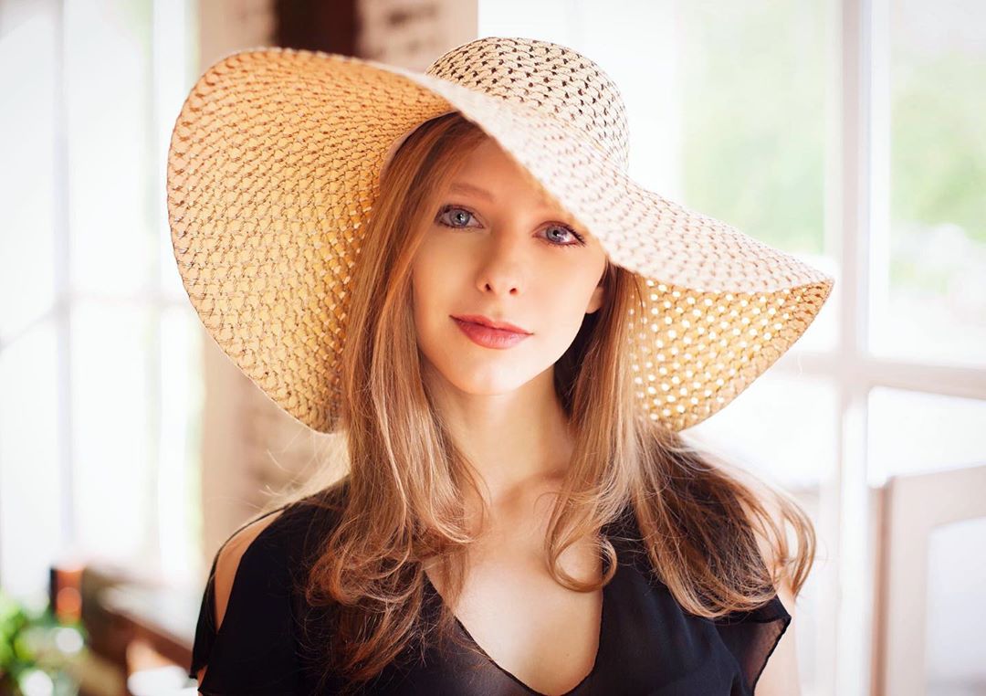 Какие шляпки носит этим летом Лиза Арзамасова? 