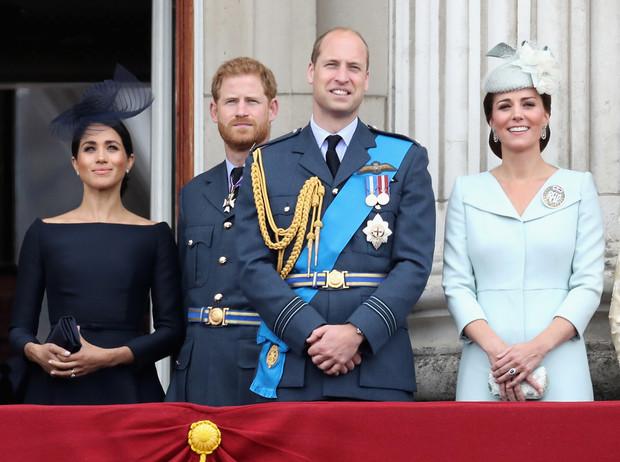 Принц Гарри и принц Уильям с женами