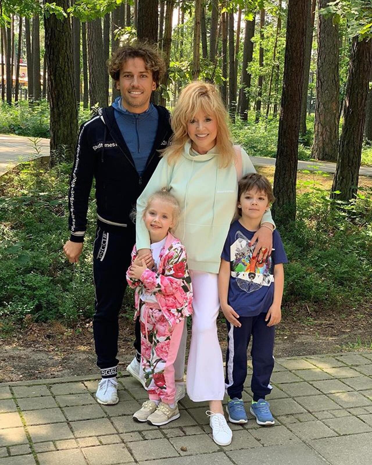 Юморист Максим Галкин с женой певицей Аллой Пугачевой и детьми Лизой и Гарри