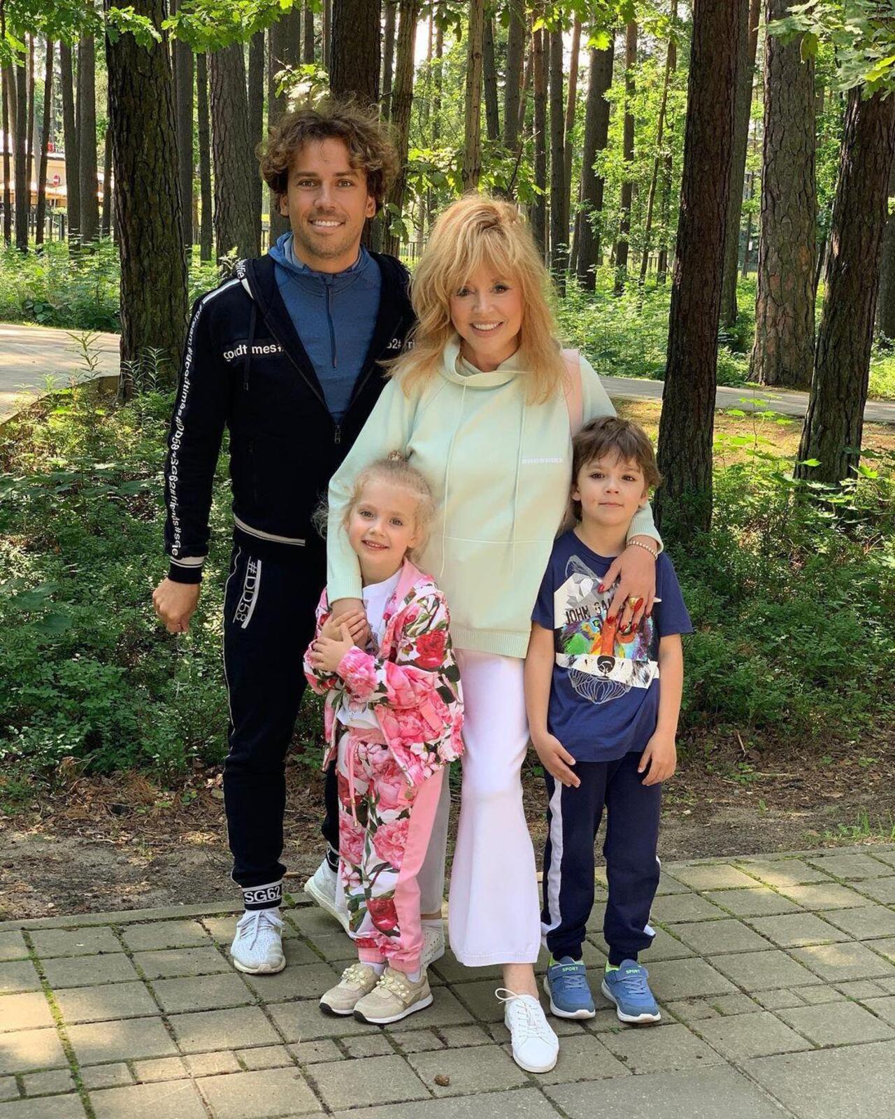 Алла Борисовна Пугачева с мужем и детьми