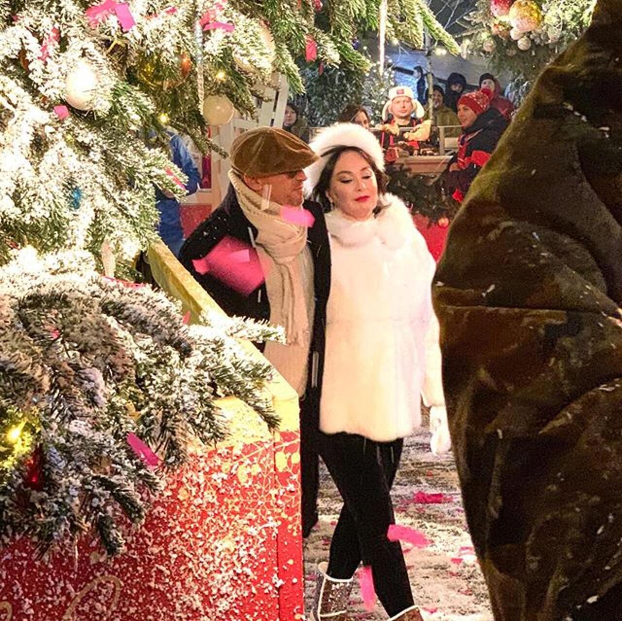 Телеведущий Дмитрий Нагиев и актриса Лариса Гузеева во время съемок Новогоднего шоу