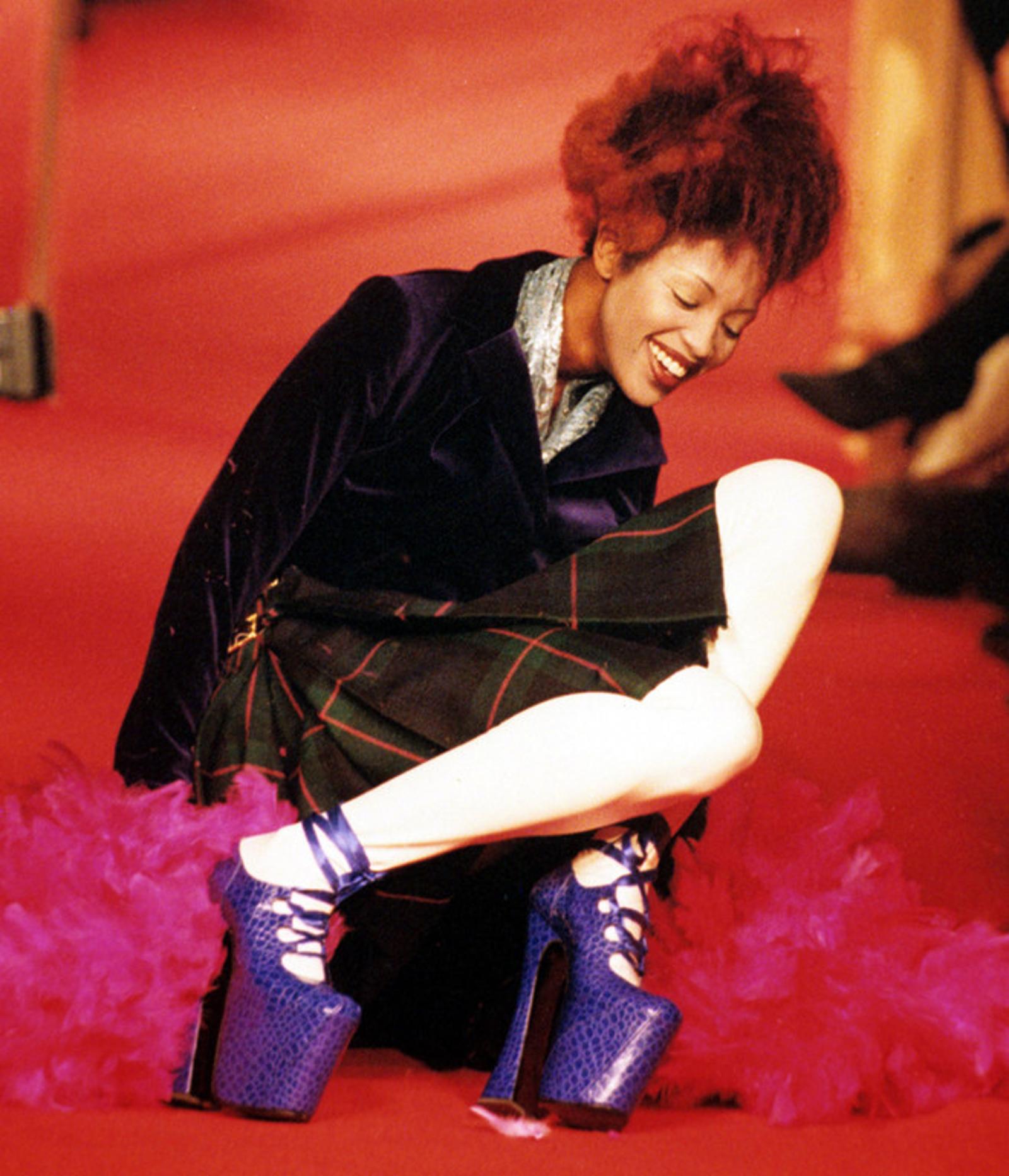 Модель Наоми Кэмпбелл во время падения на показе Vivienne Westwood