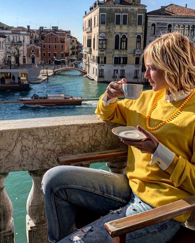 Образ в итальянском стиле: Ирина Гринева наслаждается солнцем Венеции